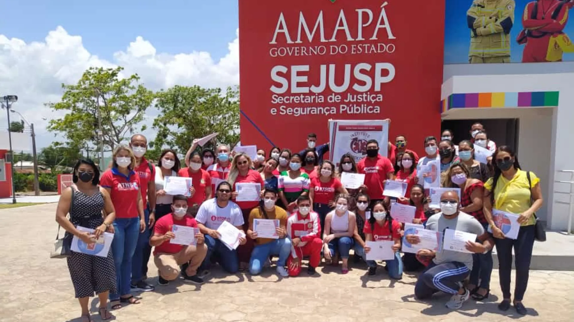 Turma do ATNS reunida com os certificados em frente à Secretaria de Justiça e Segurança Pública do Amapá
