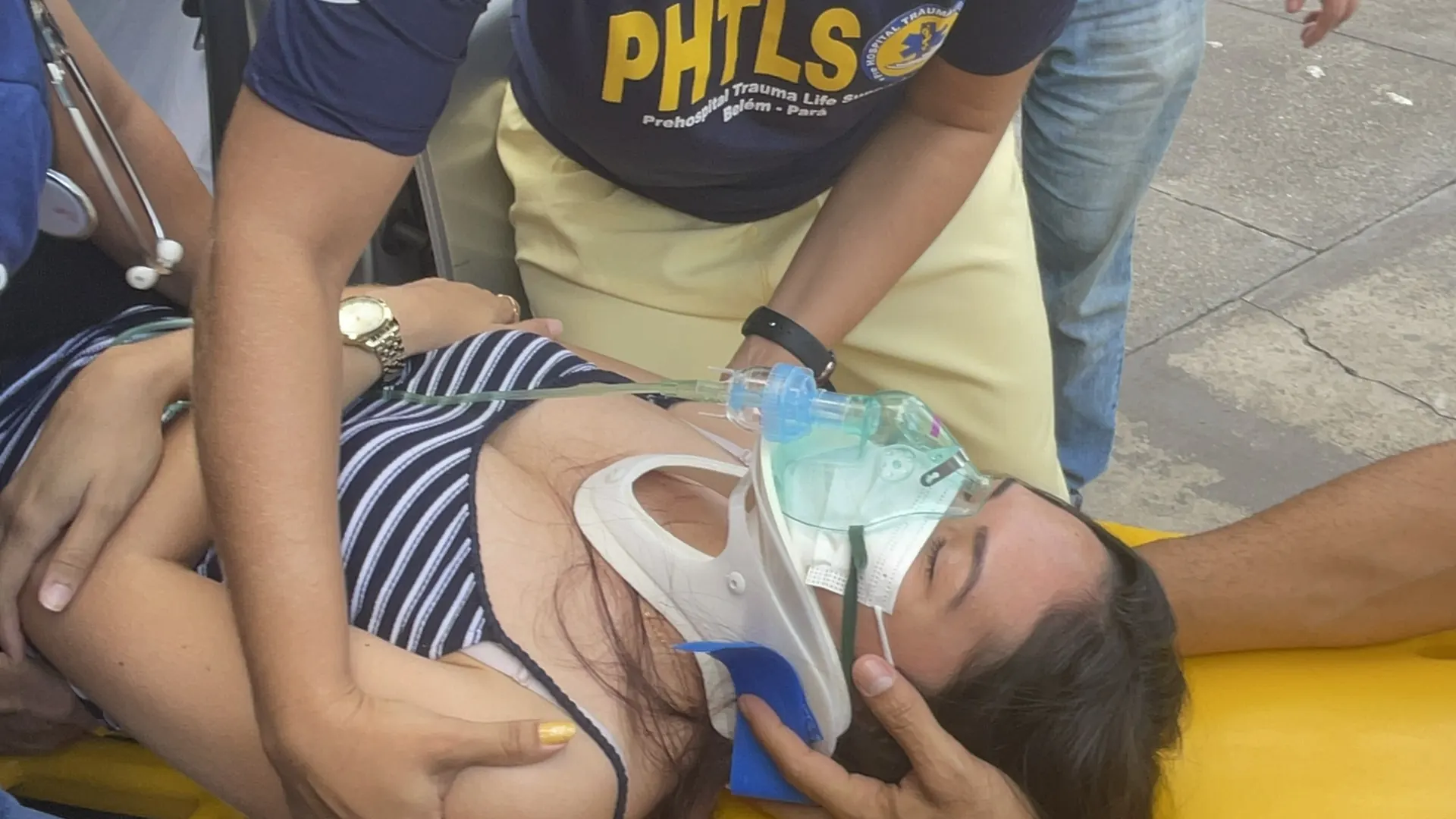 Imobilização de coluna cervical praticada entre participantes do curso