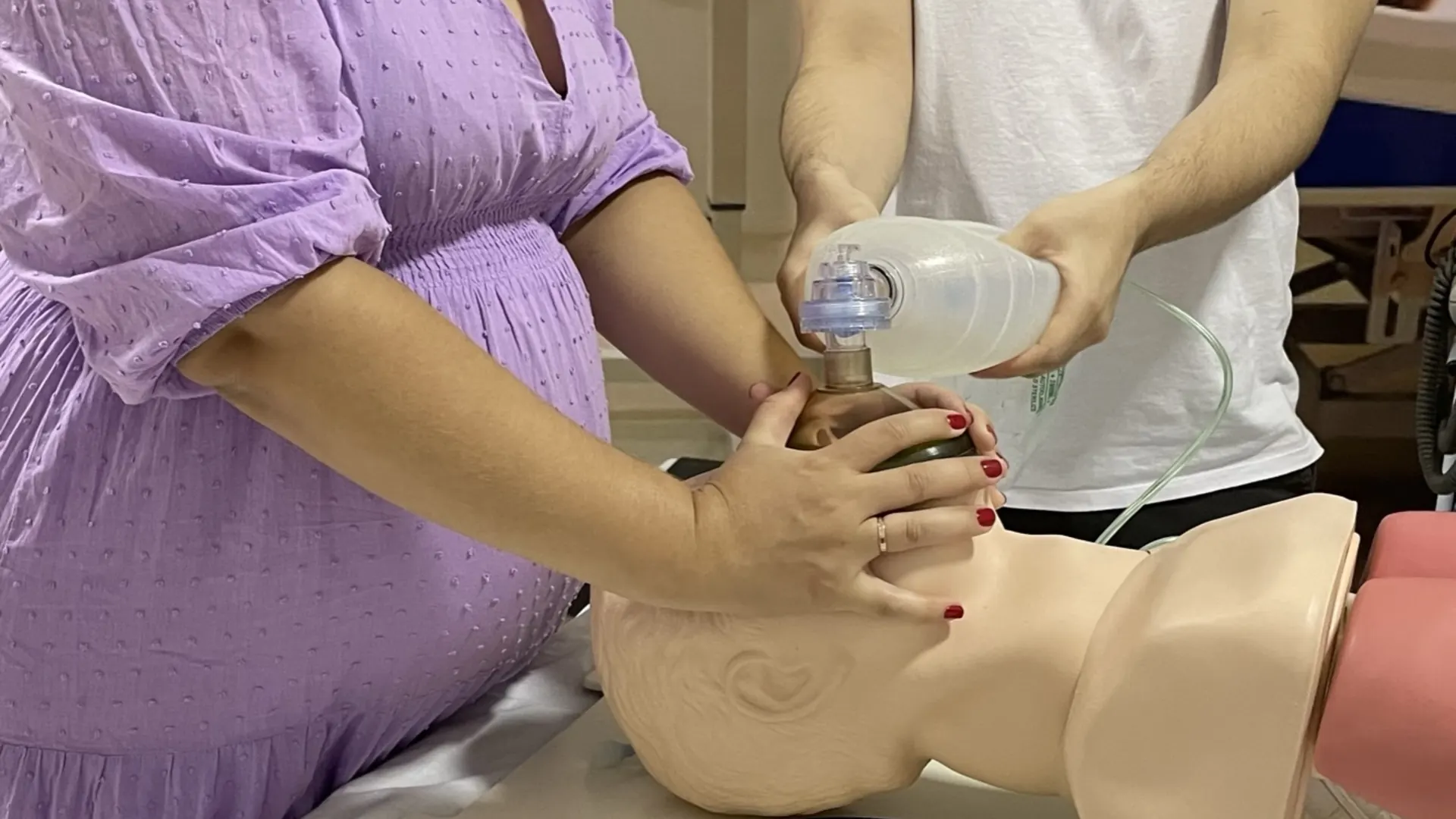 Ventilação com bolsa-válvula-máscara em manequim durante o treinamento