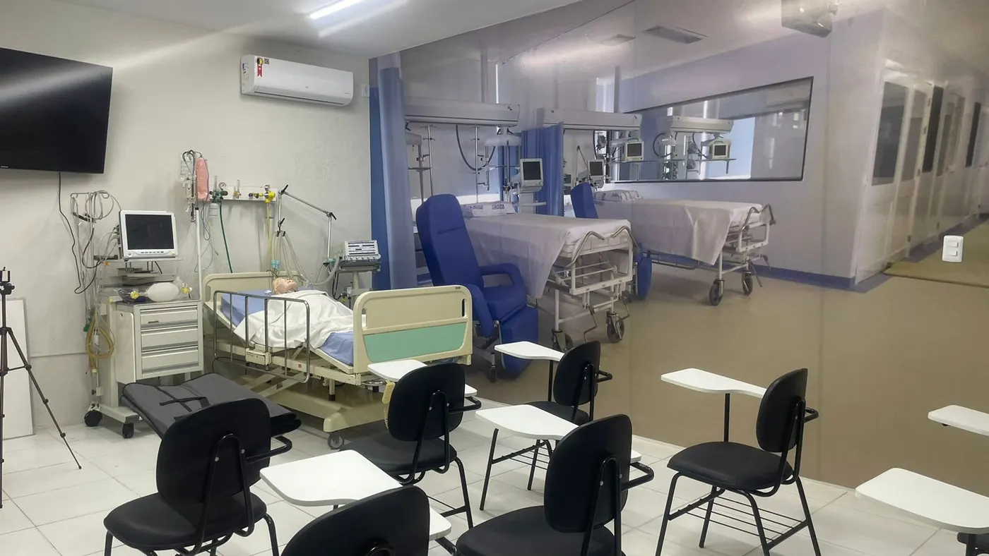 Sala de simulação do Instituto, com leitos monitorados de um lado e carteiras da turma do outro