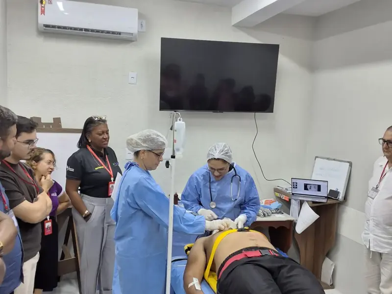 Turma do curso ATLS em atividade prática, foto 1