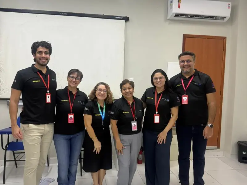 Turma do curso ATLS em atividade prática, foto 2