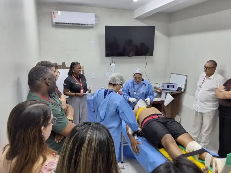 Turma do curso ATLS em atividade prática, foto 3