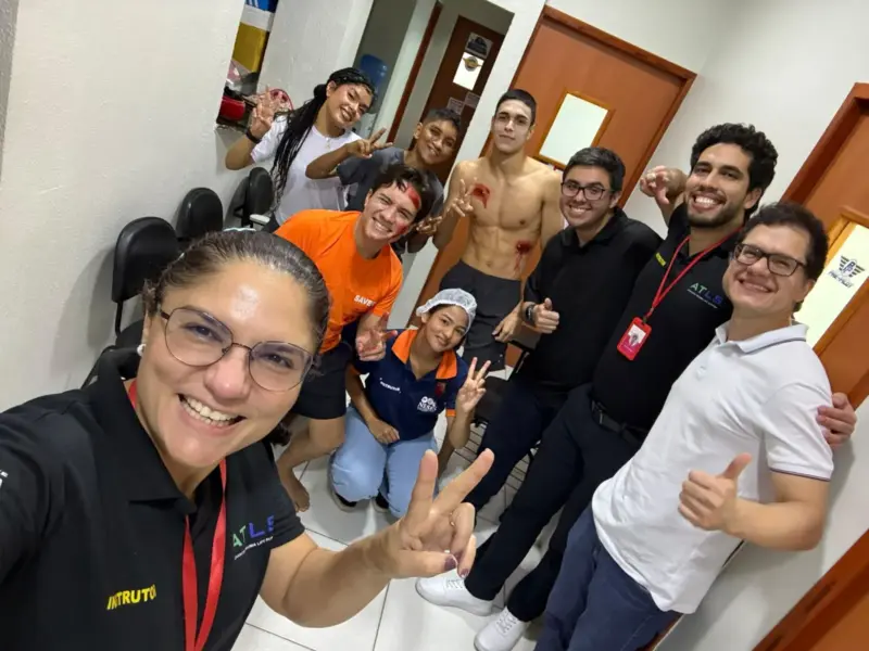 Turma do curso ATLS em atividade prática, foto 4