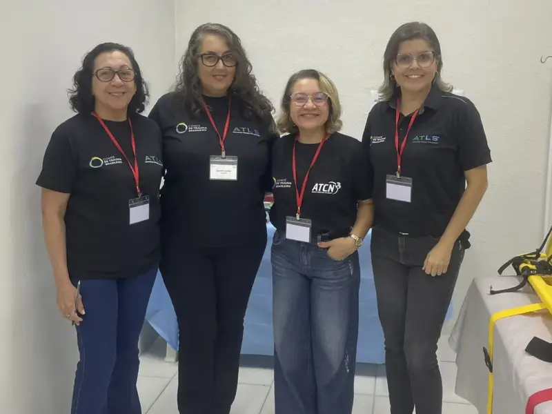 Turma do curso ATLS em atividade prática, foto 15