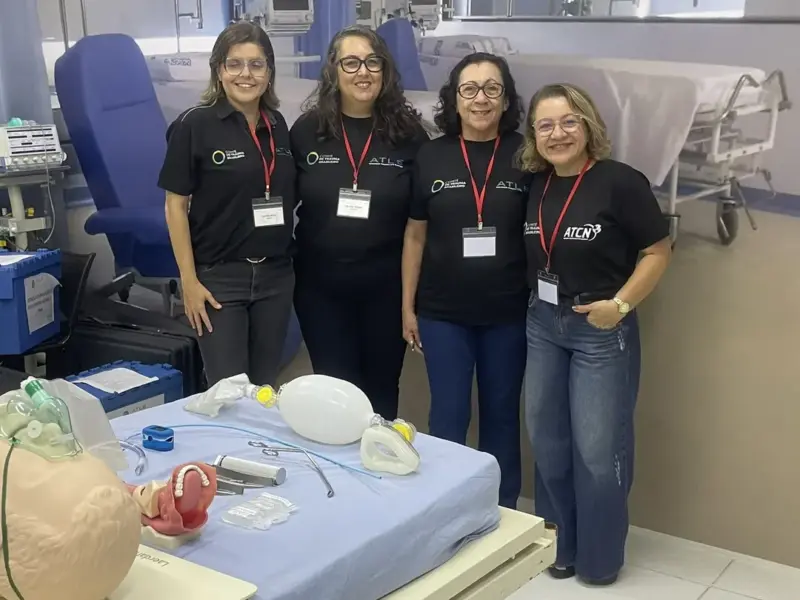 Turma do curso ATLS em atividade prática, foto 16