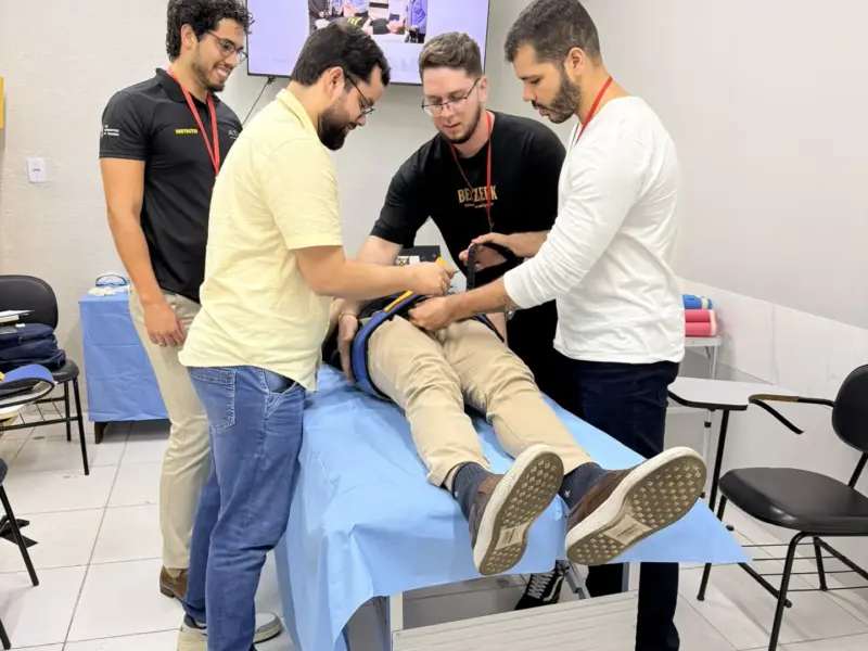 Turma do curso ATLS em atividade prática, foto 25