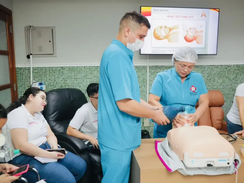 Turma do curso BLS e Primeiros Socorros em atividade prática, foto 1