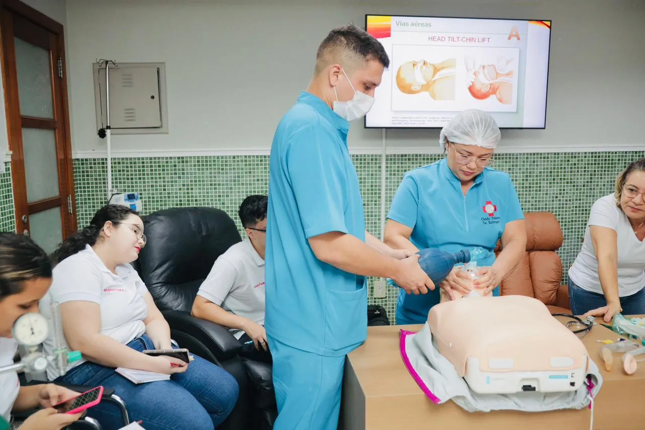 Turma do curso BLS e Primeiros Socorros em atividade prática, foto 1
