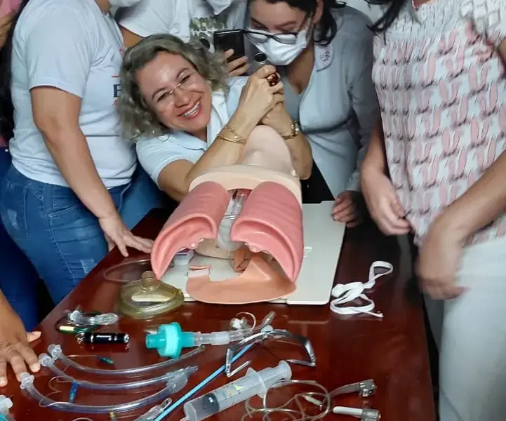 Turma do curso BLS e Primeiros Socorros em atividade prática, foto 3