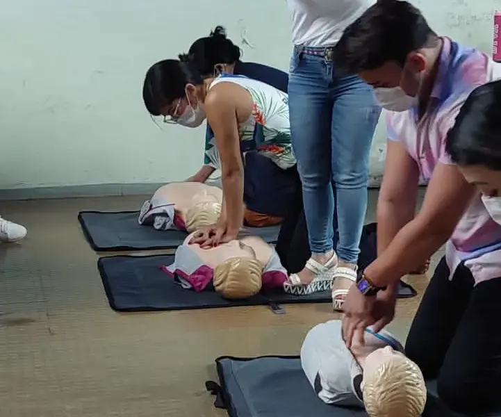 Turma do curso BLS e Primeiros Socorros em atividade prática, foto 14