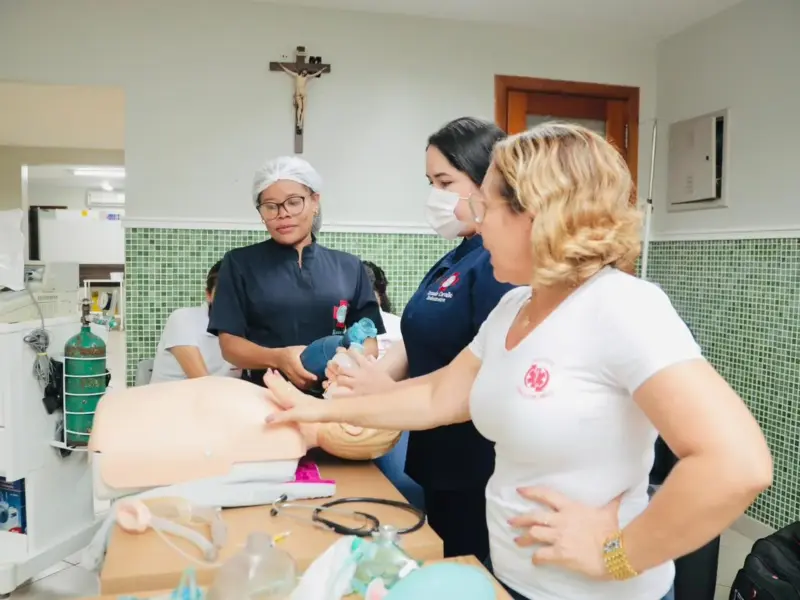 Turma do curso BLS e Primeiros Socorros em atividade prática, foto 16