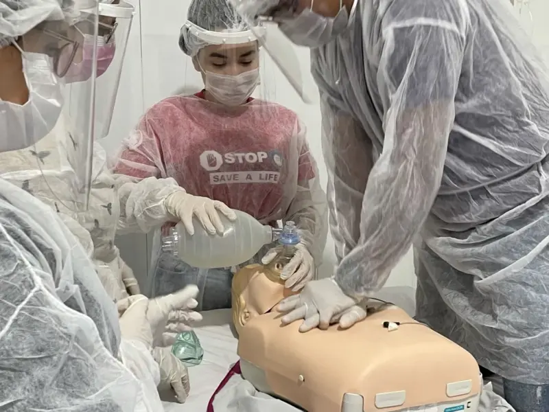 Turma do curso BLS e Primeiros Socorros em atividade prática, foto 17