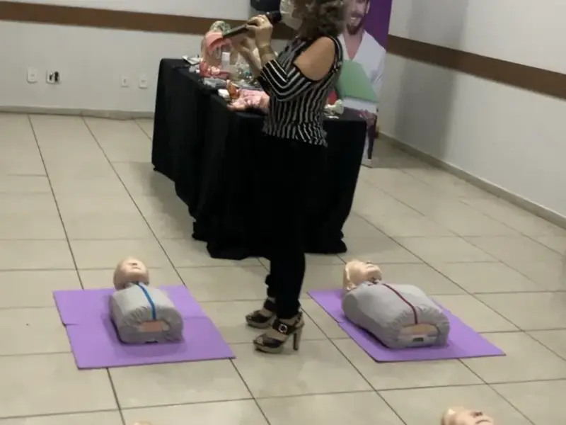 Turma do curso BLS e Primeiros Socorros em atividade prática, foto 19