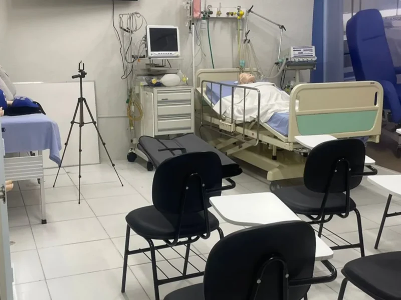 Leito com monitorização usado nas práticas do curso