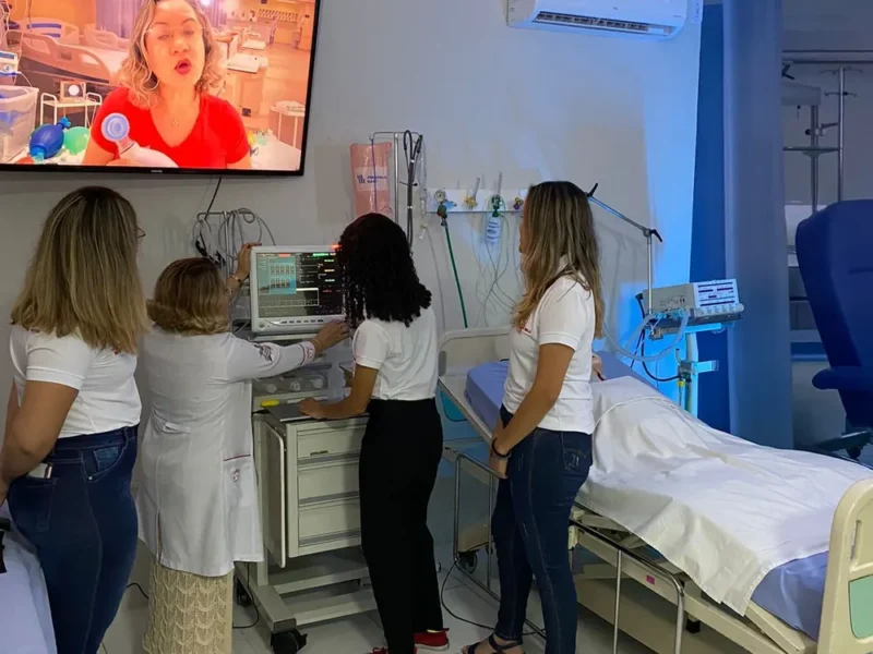Monitor multiparamétrico utilizado no ensino de emergências clínicas