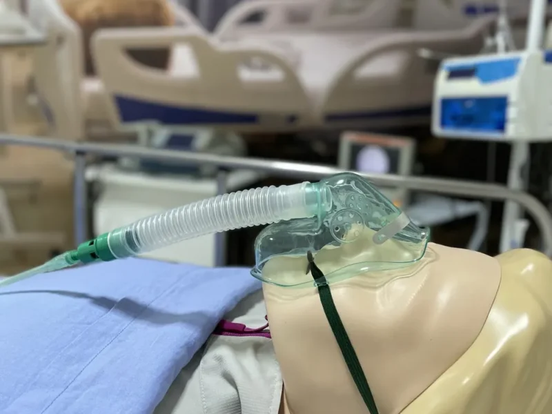 Participante realizando ventilação em simulador