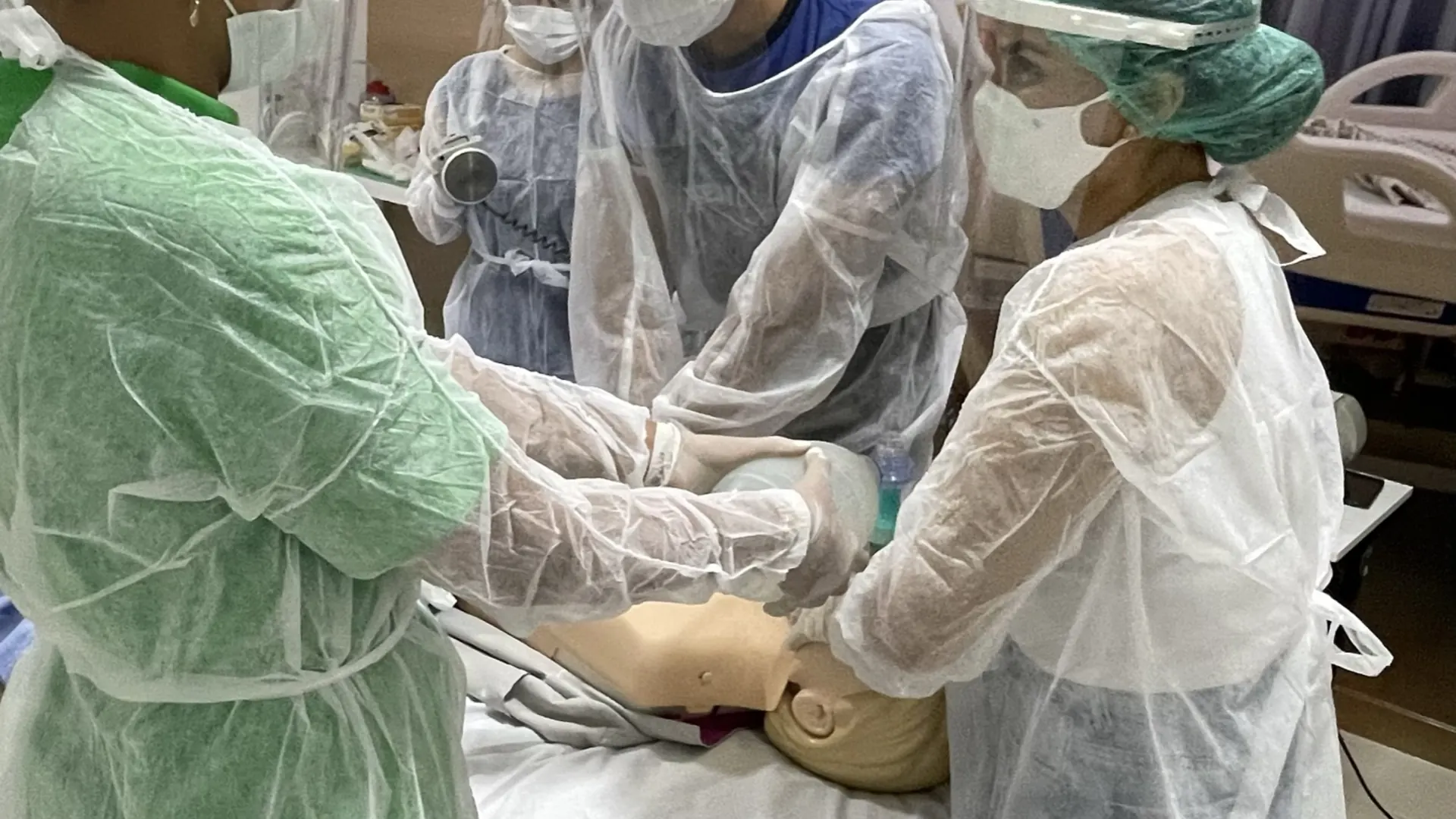 Equipe de saúde praticando avaliação de paciente traumatizado