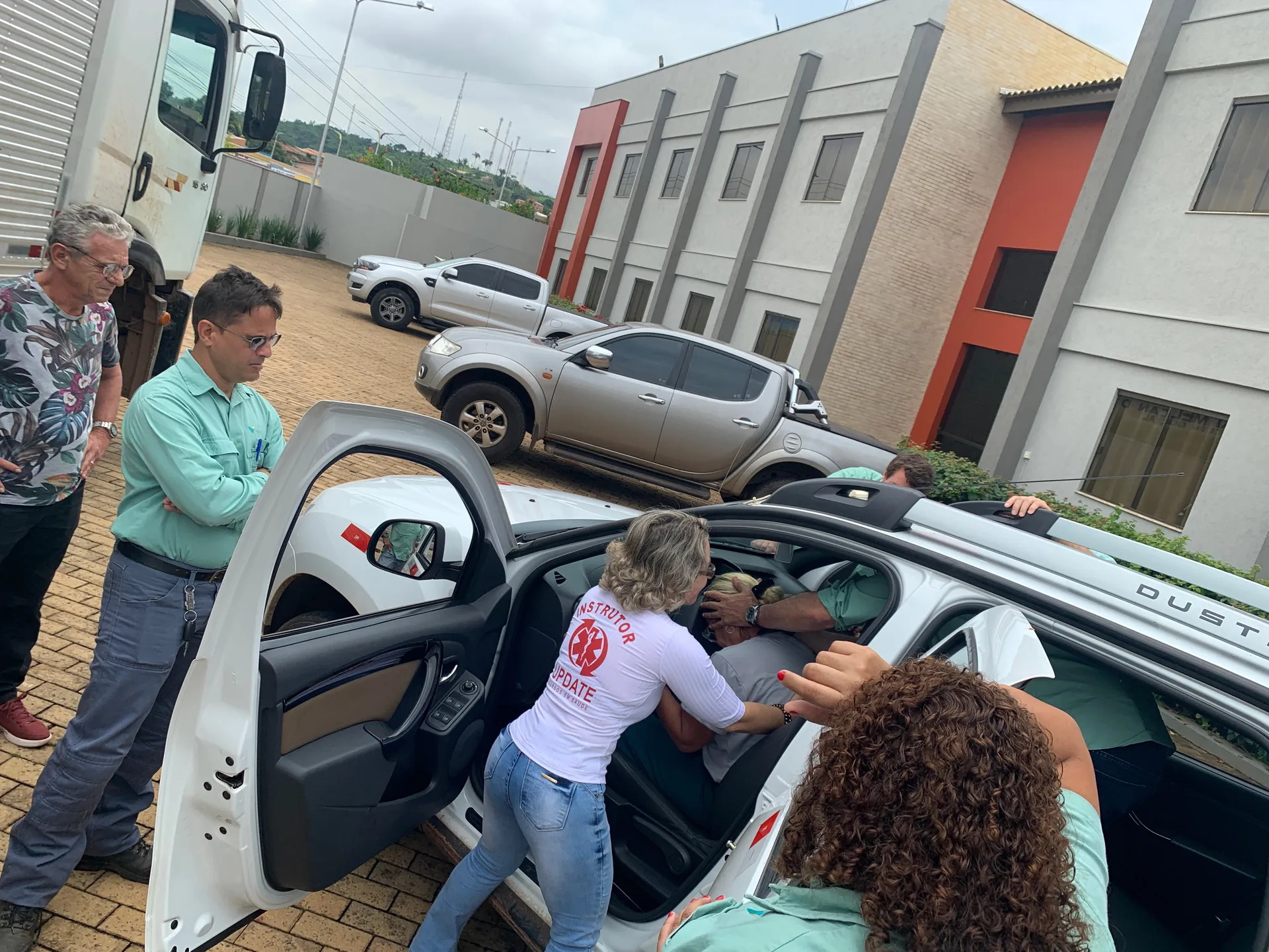 Turma do curso Emergências em Áreas Remotas em atividade prática, foto 1