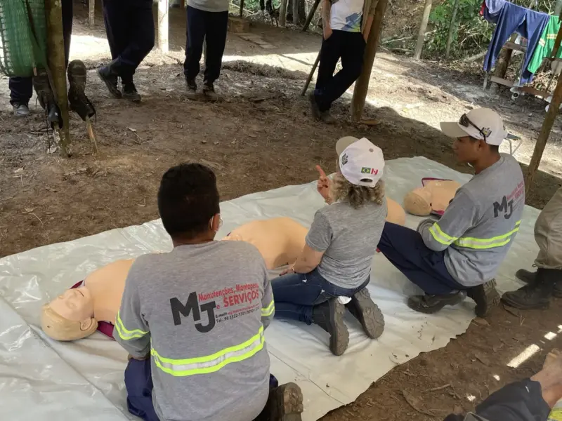 Turma do curso Emergências em Áreas Remotas em atividade prática, foto 3