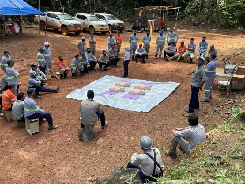 Turma do curso Emergências em Áreas Remotas em atividade prática, foto 5