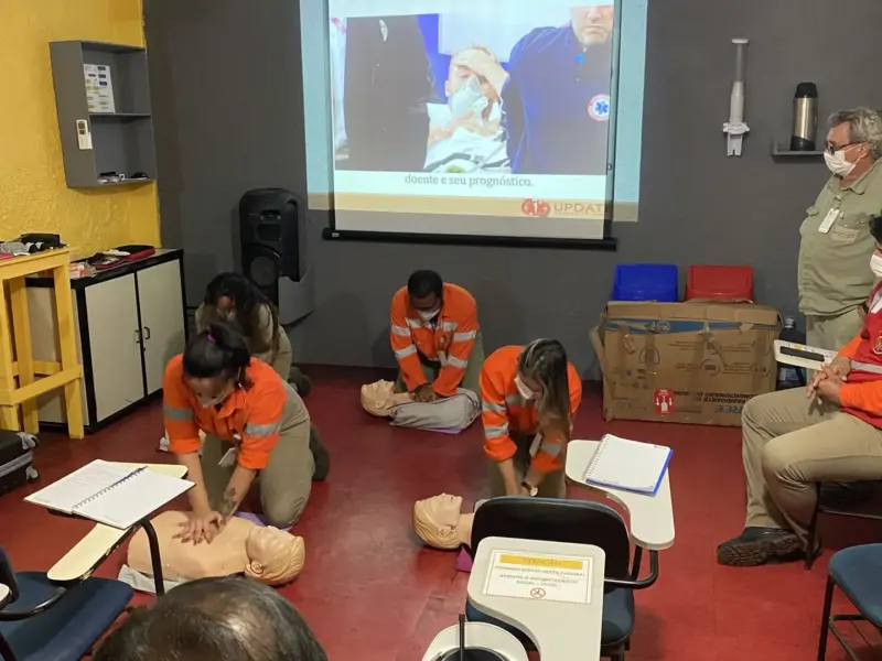 Turma do curso Emergências em Áreas Remotas em atividade prática, foto 8