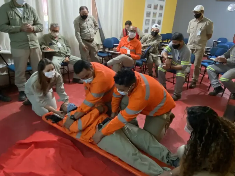 Turma do curso Emergências em Áreas Remotas em atividade prática, foto 9