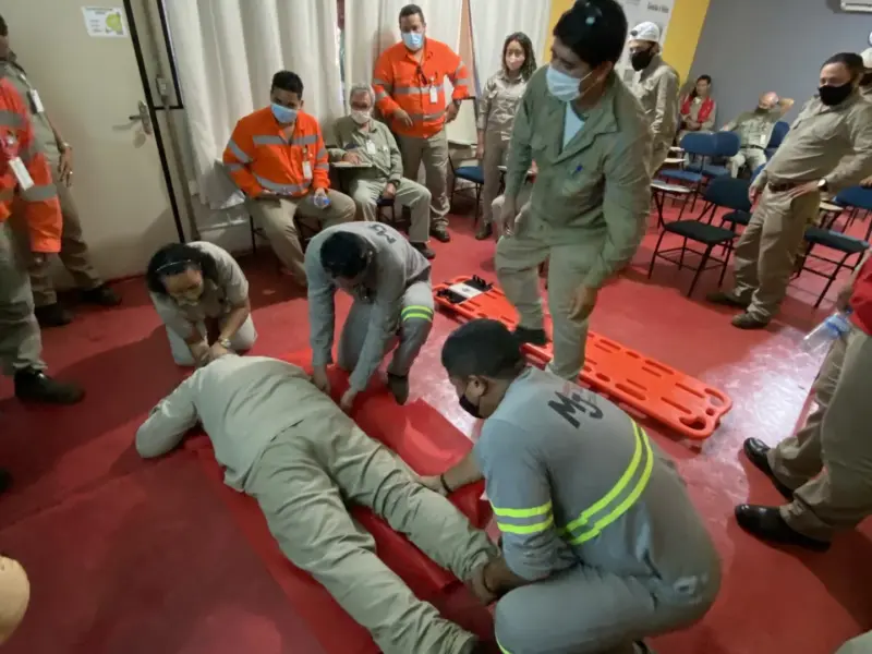 Turma do curso Emergências em Áreas Remotas em atividade prática, foto 10
