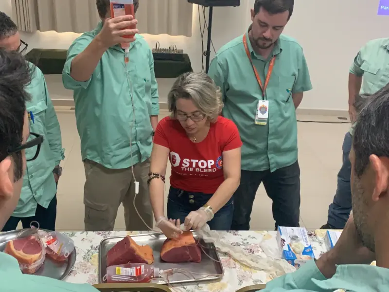 Turma do curso Emergências em Áreas Remotas em atividade prática, foto 21
