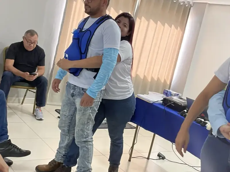 Turma do curso Emergências em Áreas Remotas em atividade prática, foto 28