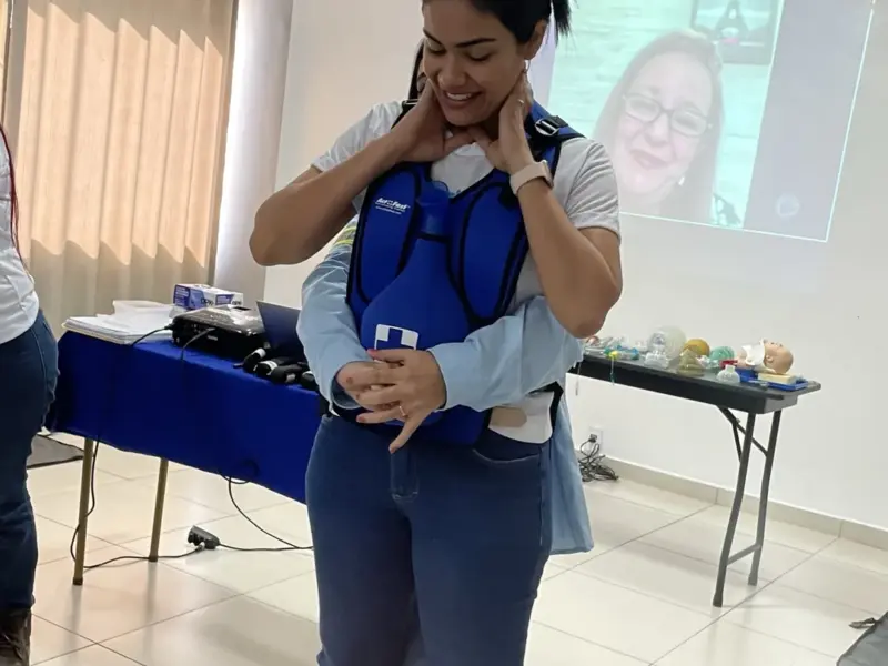 Turma do curso Emergências em Áreas Remotas em atividade prática, foto 29