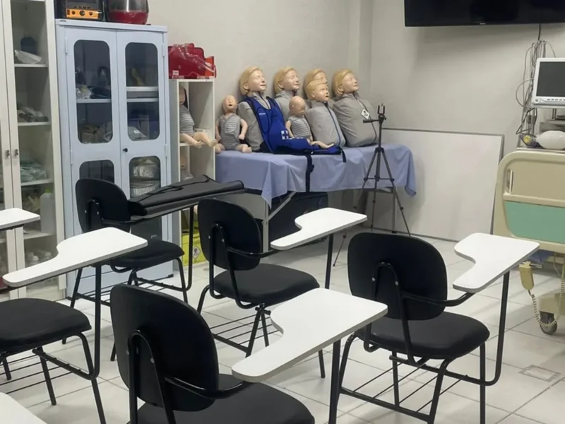 Manequins do acervo do instituto utilizados nas simulações realistas dos cursos