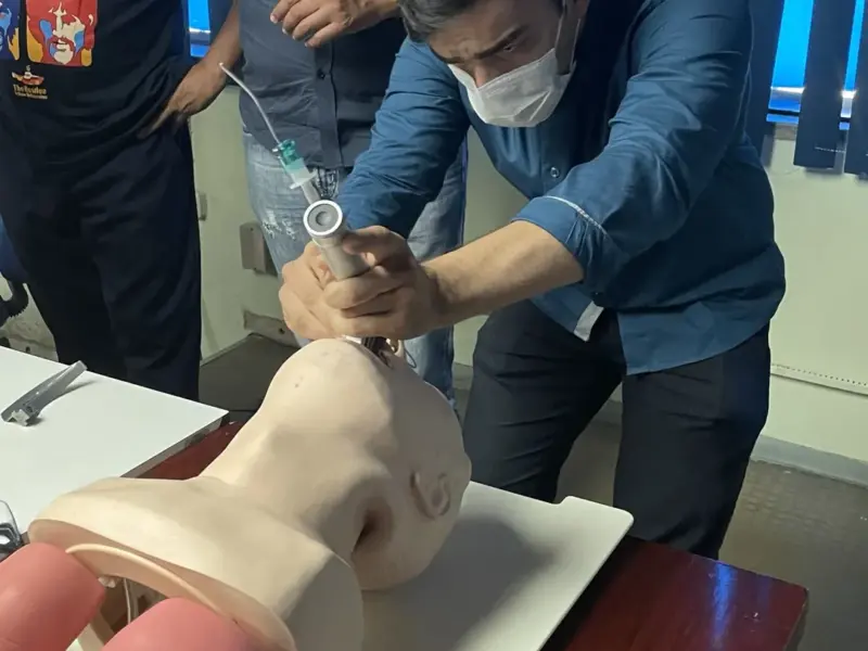 Turma do curso Habilidades Médicas na Emergência em atividade prática, foto 2