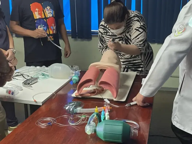 Turma do curso Habilidades Médicas na Emergência em atividade prática, foto 3