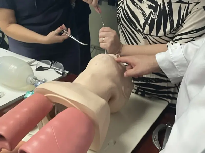 Turma do curso Habilidades Médicas na Emergência em atividade prática, foto 4