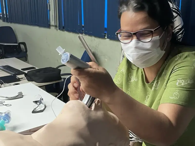 Turma do curso Habilidades Médicas na Emergência em atividade prática, foto 5
