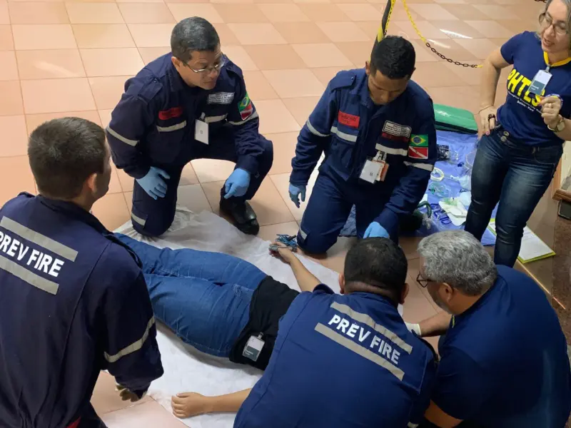 Turma do curso PHTLS em atividade prática, foto 6