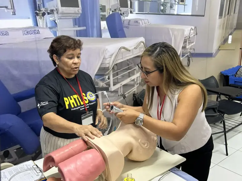 Turma do curso PHTLS em atividade prática, foto 7