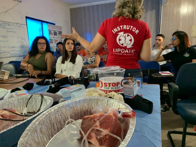 Turma do curso STOP THE BLEED em atividade prática, foto 3