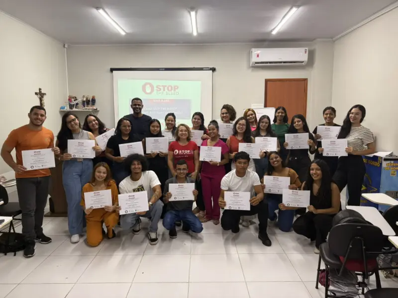 Turma do curso STOP THE BLEED em atividade prática, foto 4
