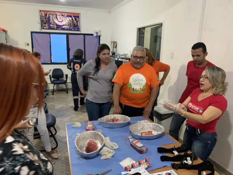 Turma do curso STOP THE BLEED em atividade prática, foto 5