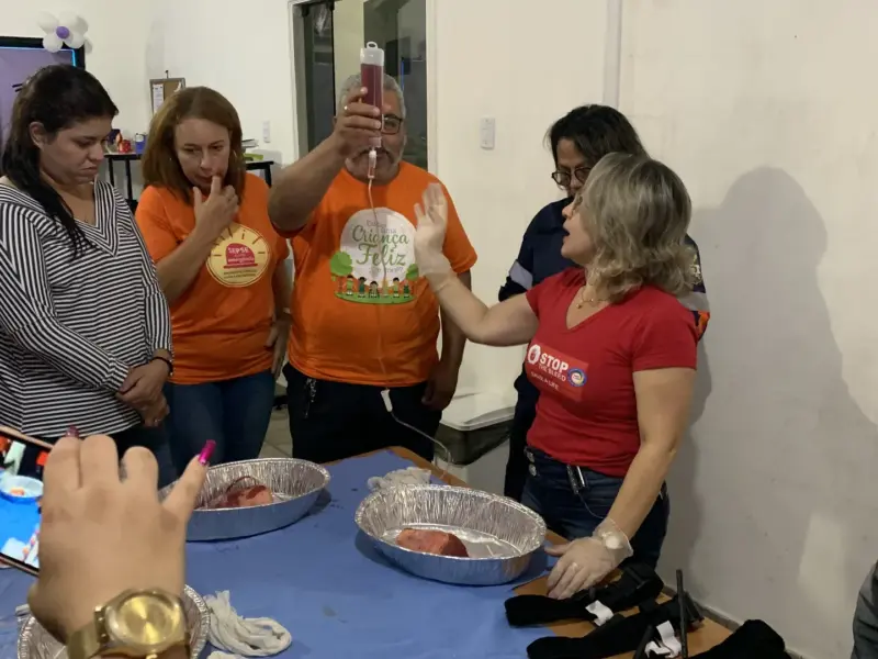 Turma do curso STOP THE BLEED em atividade prática, foto 6