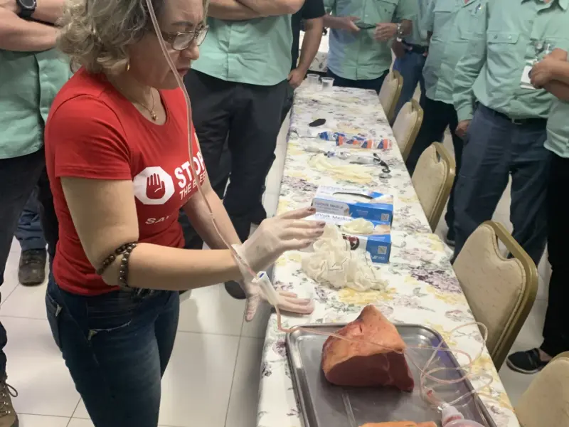 Turma do curso STOP THE BLEED em atividade prática, foto 7