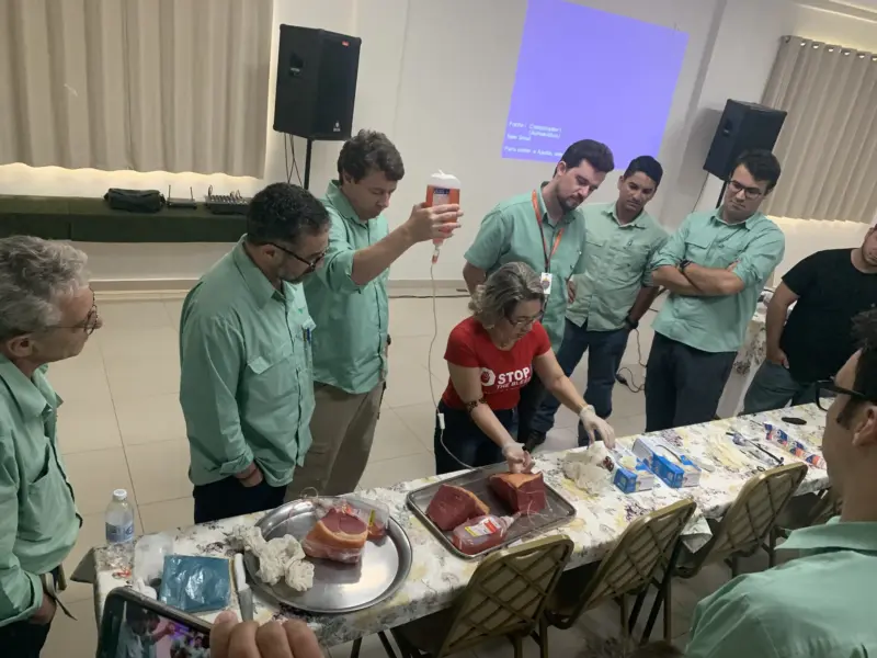 Turma do curso STOP THE BLEED em atividade prática, foto 9