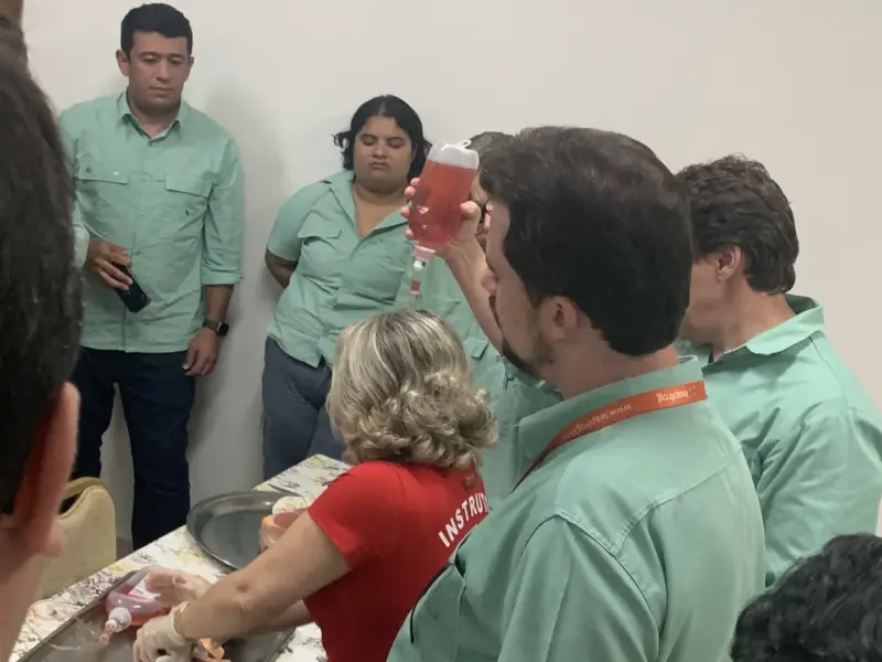 Turma do curso STOP THE BLEED em atividade prática, foto 11