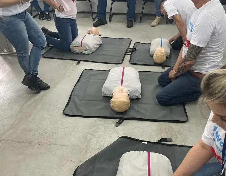 Turma do curso Primeiros Socorros para Empresas em atividade prática, foto 1