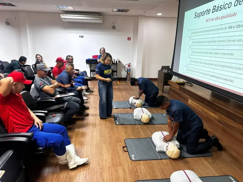 Turma do curso Primeiros Socorros para Empresas em atividade prática, foto 6
