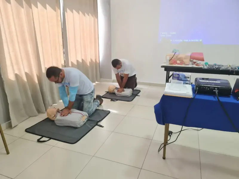 Turma do curso Primeiros Socorros para Empresas em atividade prática, foto 7