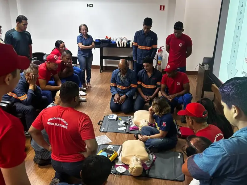 Turma do curso Primeiros Socorros para Empresas em atividade prática, foto 8