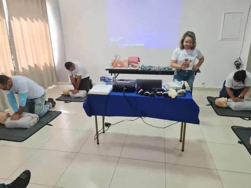 Turma do curso Primeiros Socorros para Empresas em atividade prática, foto 10